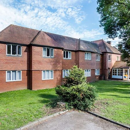 Travelodge Walton On Thames Экстерьер фото