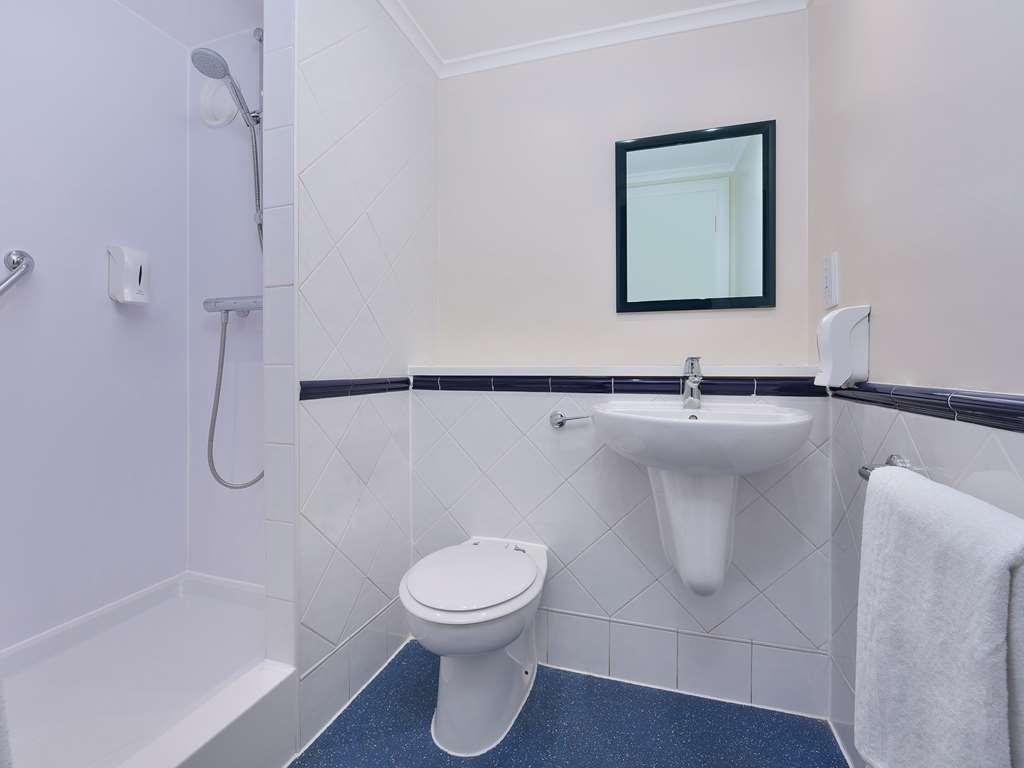 Travelodge Walton On Thames Номер фото