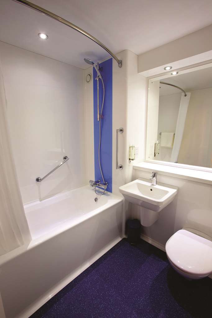 Travelodge Walton On Thames Номер фото