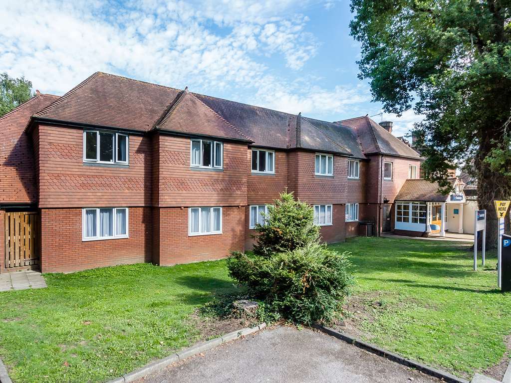 Travelodge Walton On Thames Экстерьер фото