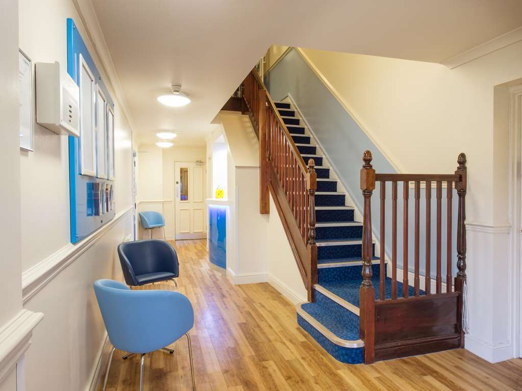 Travelodge Walton On Thames Интерьер фото