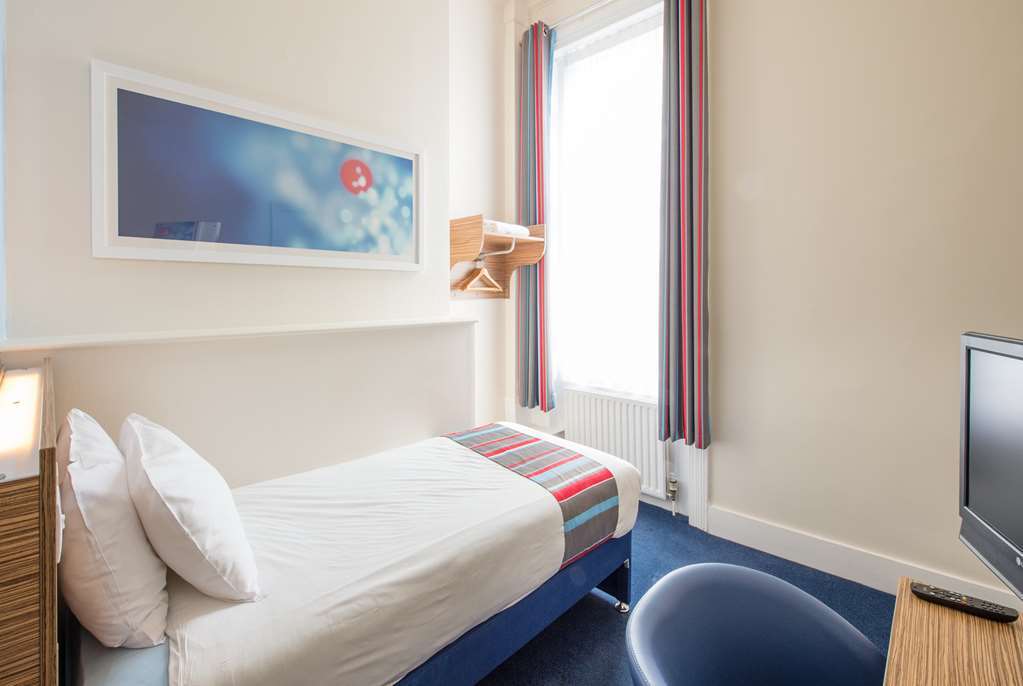 Travelodge Walton On Thames Номер фото